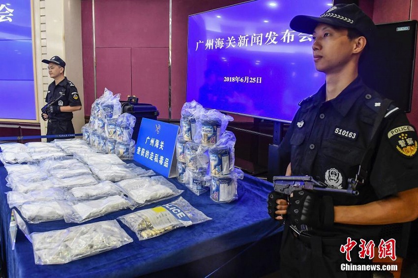 広州税関が体内に約1キロの麻薬所持した男性旅客を検挙