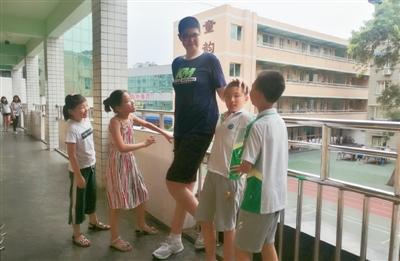 おそらく世界一背の高い小学生！身長はなんと2メートル以上