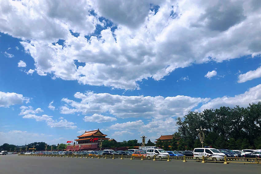 北京、澄み切った青空に「わた雲」出現