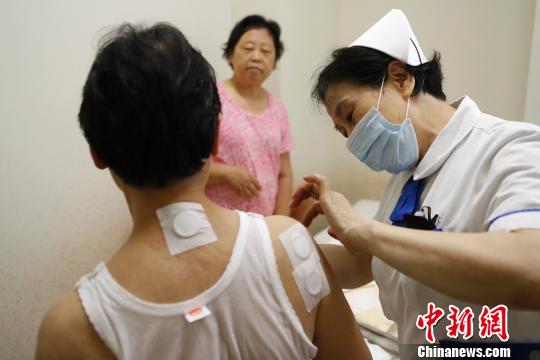 冬の病気は夏治す！「三伏」の時期に膏薬貼って治療　上海市