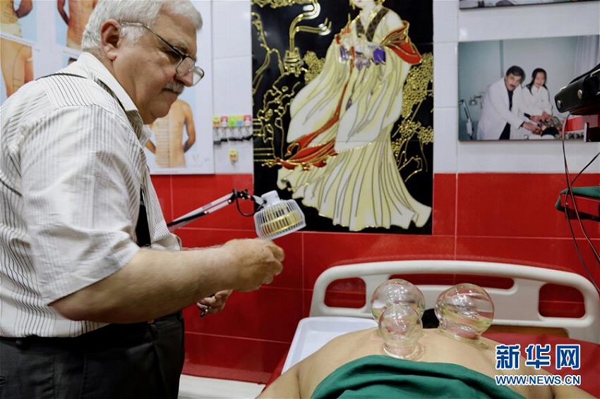 中国で中医学を学んだイラク人鍼灸師、母国で中医学クリニックを開業