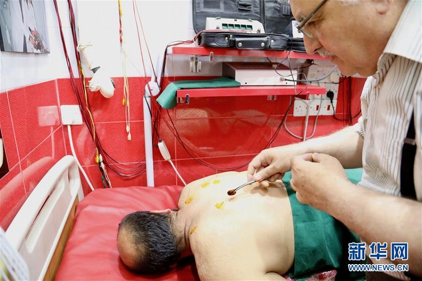 中国で中医学を学んだイラク人鍼灸師、母国で中医学クリニックを開業