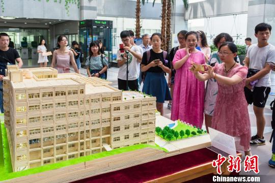 使用済み割り箸3万本で母校の図書館の模型制作　湖北省