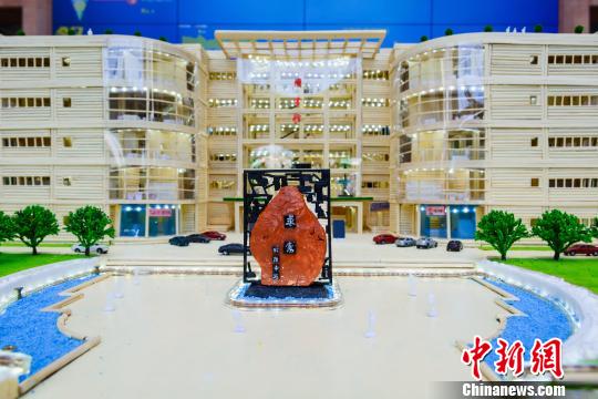 使用済み割り箸3万本で母校の図書館の模型制作　湖北省