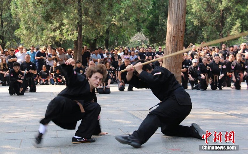 米国少林拳法連盟の「西洋の弟子」、少林寺で華麗な技を披露