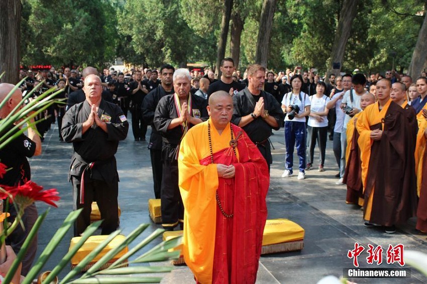 少林寺住職の釈永信氏は少林寺の僧侶たちを引き連れ、寺院の入り口の前で整列し、遠方からはるばるやってきた弟子たちを迎えた（7月1日、撮影・岳龍）。