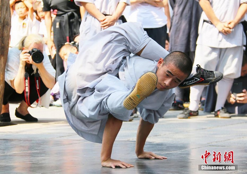米国少林拳法連盟の「西洋の弟子」、少林寺で華麗な技を披露