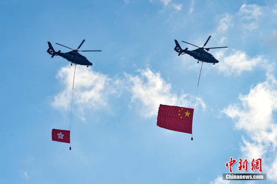 香港地区で祖国復帰21周年記念の国旗掲揚式と祝賀イベント