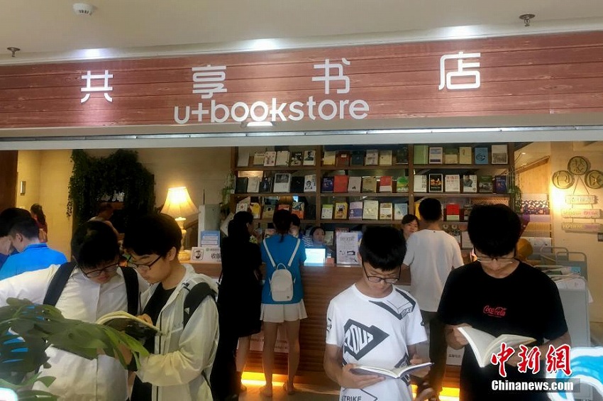 世界初のシェア書店が間もなく開店1周年に　夏休みの学生たちに大人気