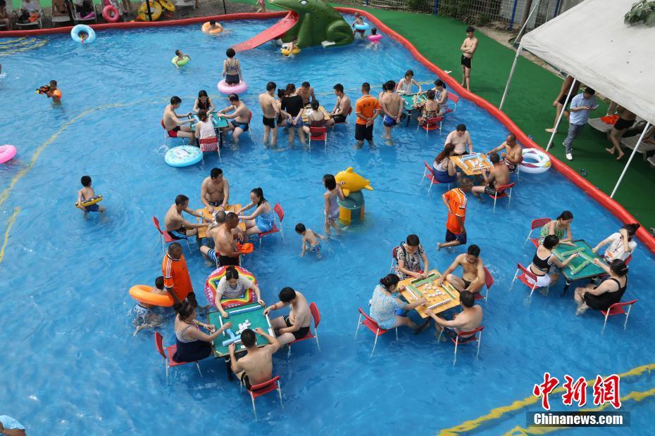 重慶のプールに納涼「水上麻雀」がお目見え