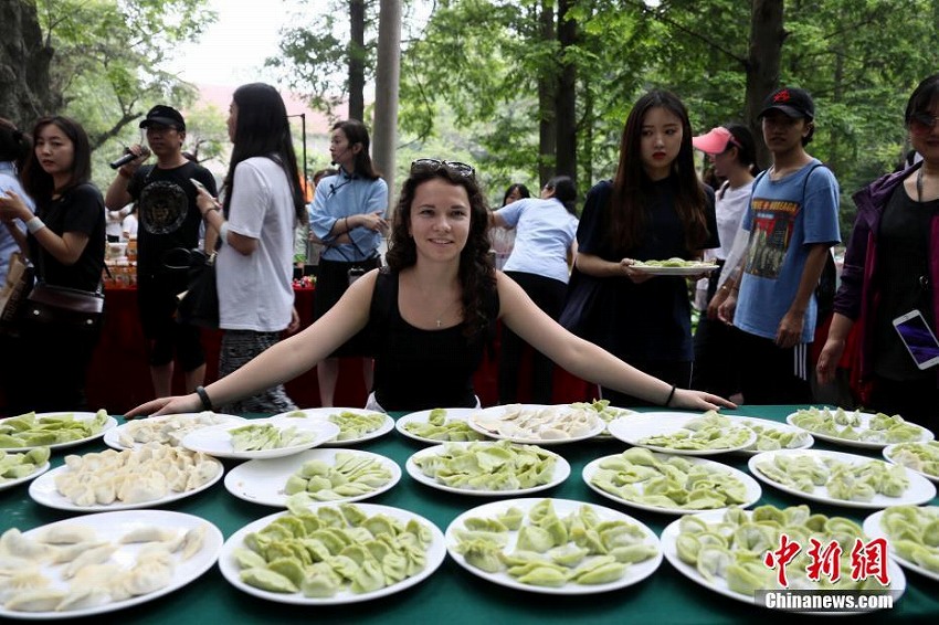各国の留学生、緑に囲まれた遊歩道で茶葉入り餃子作りを体験　河南省