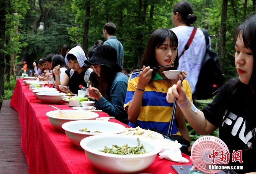 各国の留学生、緑に囲まれた遊歩道で茶葉入り餃子作りを体験　河南省