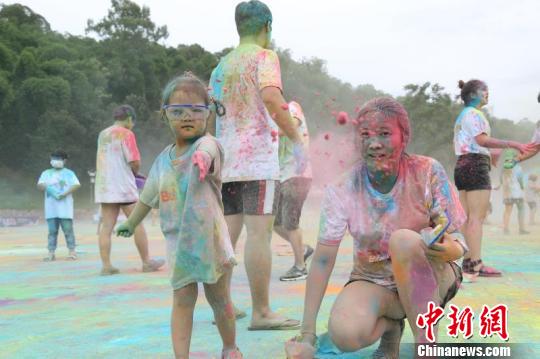 夏休みの幕開けはこれで決まり！重慶で家族向けのカラーパウダーイベント
