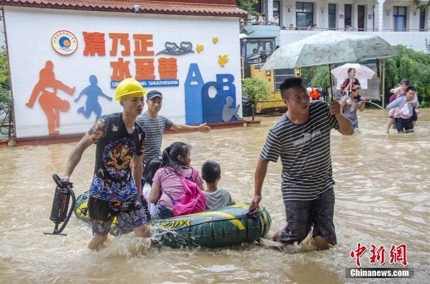 四川省仁寿県の小学校が浸水被害に　教師と生徒計1093人全員が無事救出
