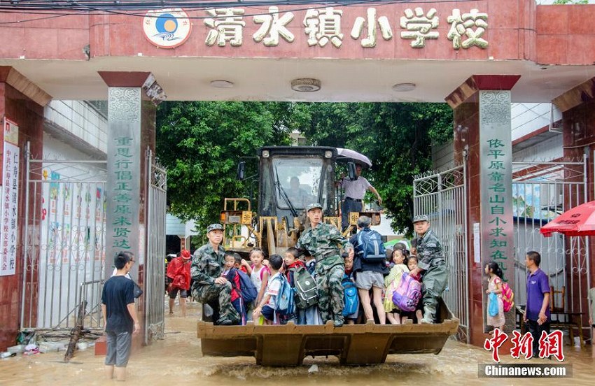 四川省仁寿県の小学校が浸水被害に　教師と生徒計1093人全員が無事救出