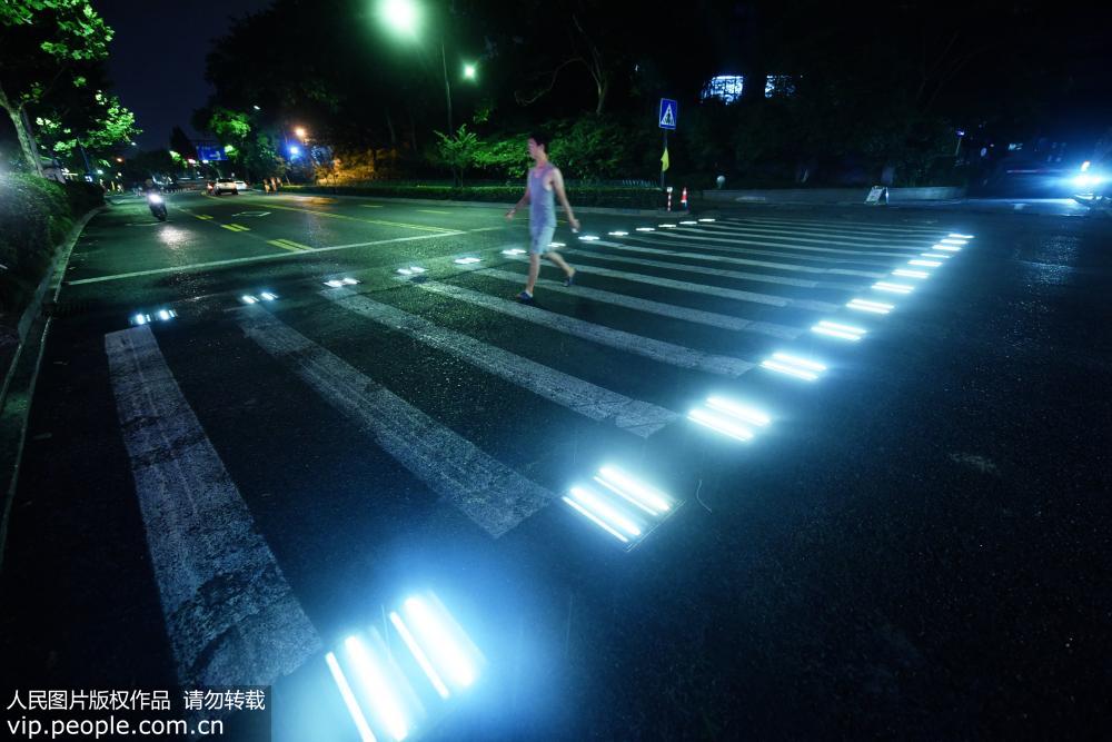 光る横断歩道が杭州市に登場