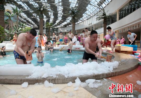 「温泉」ならぬ「冷泉」？氷の塊並べて一風変わった納涼を　河南省
