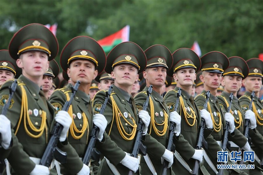 ベラルーシのミンスクで軍事パレードに参加する兵士たち（7月3日、撮影・魏忠傑）。