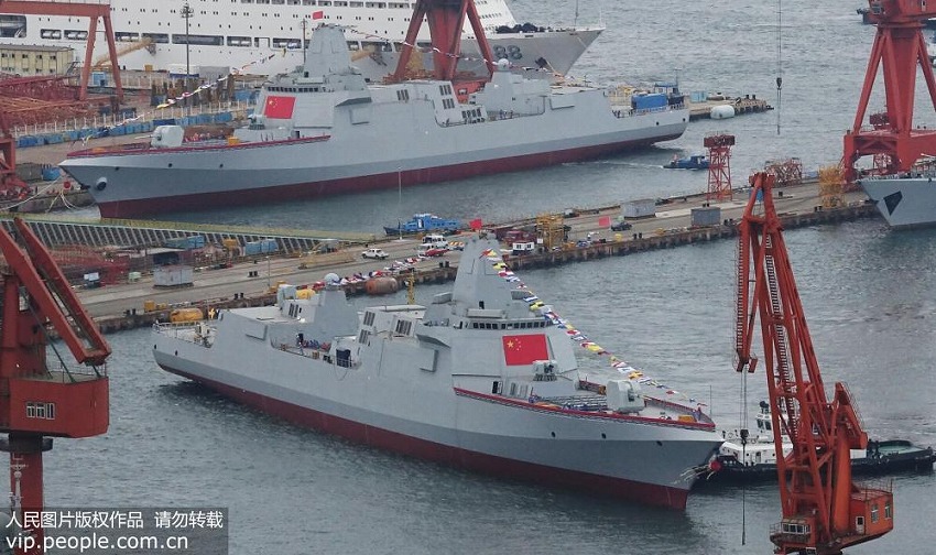 中国の055型1万トン級駆逐艦が2隻同時に進水