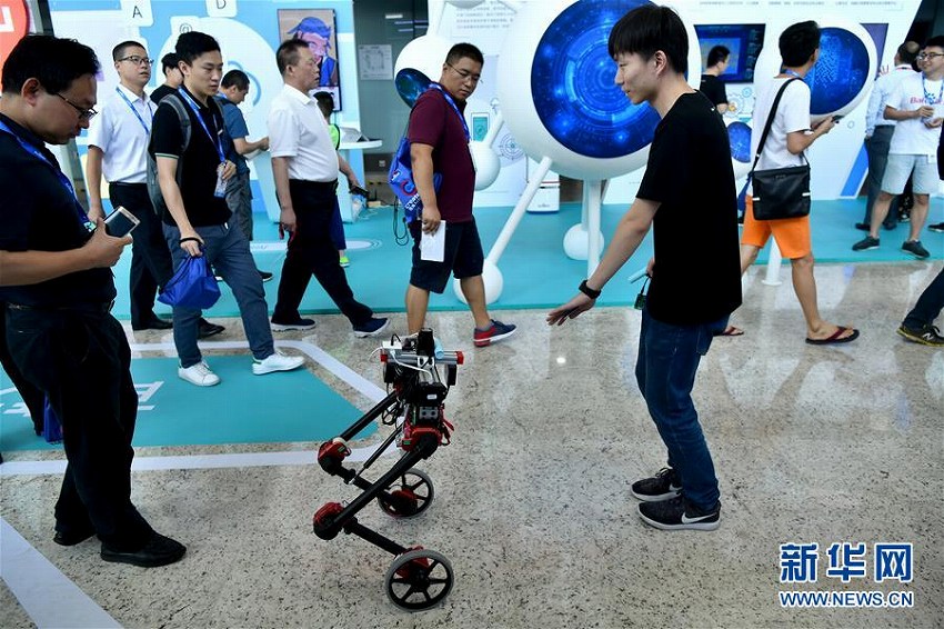 様々なハイテク機器が続々と　北京で開かれたAI開発者イベント