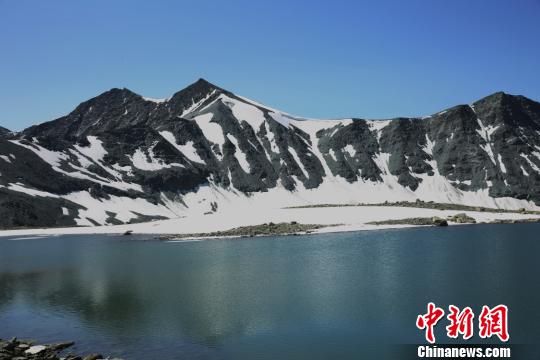 新疆の山頂にひっそりとたたずむ湖　雪の白と湖の青が織りなす美しさ