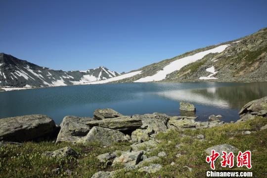 新疆の山頂にひっそりとたたずむ湖　雪の白と湖の青が織りなす美しさ