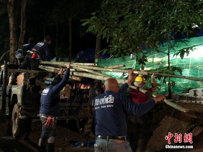 タイの洞窟で立ち往生の少年サッカーチーム13人、救援活動が今なお続く