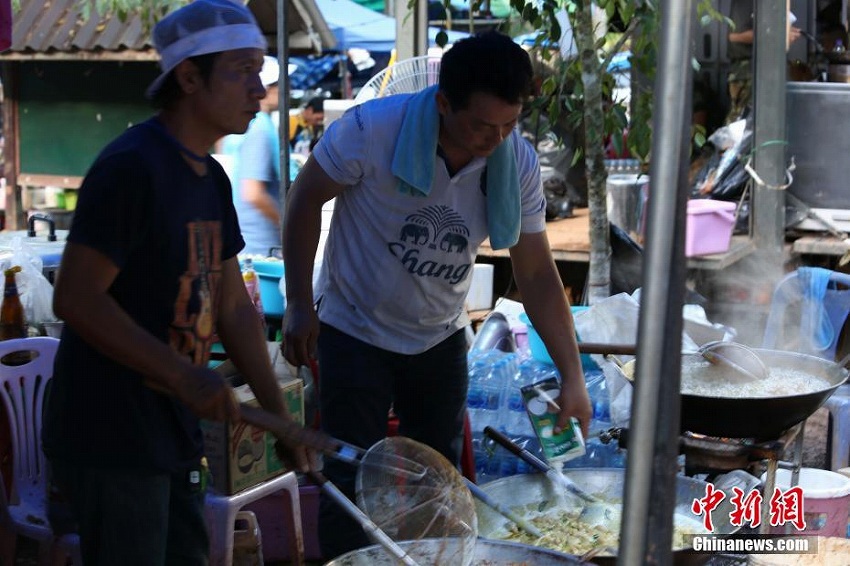 タイの洞窟で立ち往生の少年サッカーチーム13人、救援活動が今なお続く