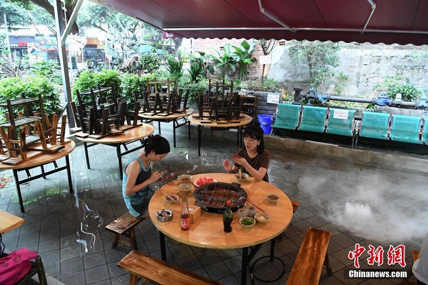 暑い夏でも涼しく火鍋を堪能　重慶市に「プール火鍋」が登場