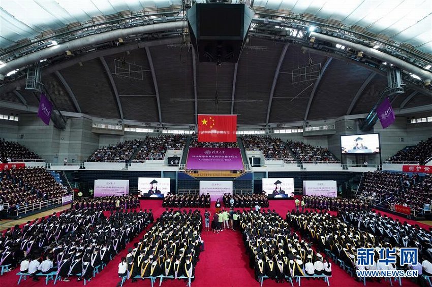 卒業式を迎えた北京市の清華大学