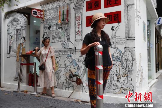 上海石倉門に上海の人々にとって懐かしの下町風情描いた壁画登場