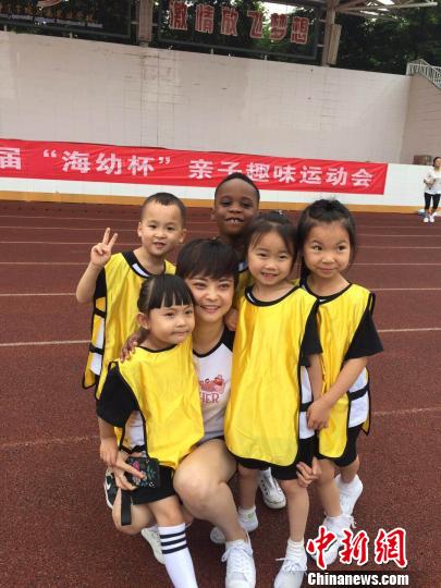 流暢な中国語話すアフリカ少年、両親は中国スタイルの幼稚園開園を計画