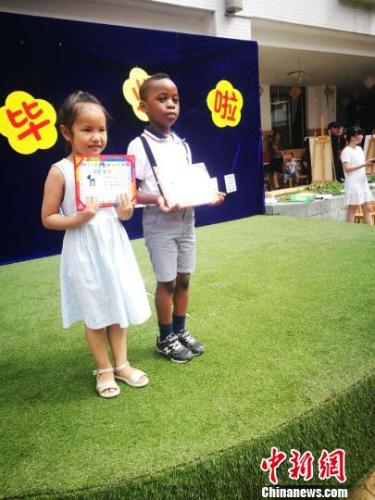 流暢な中国語話すアフリカ少年、両親は中国スタイルの幼稚園開園を計画