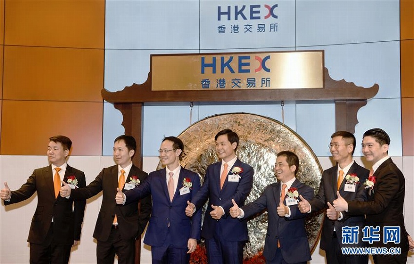 祝福のドラの音響く　小米集団が香港証券取引所に正式に上場