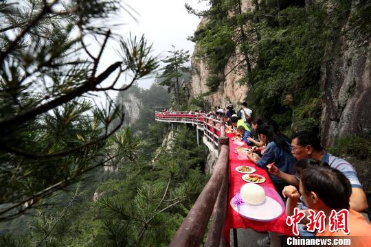 標高2千メートルからの最高の見晴らしで食事を楽しむ「雲海の宴」　河南省