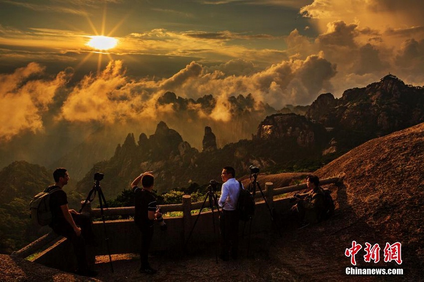 まるでSF映画のワンシーン！夕暮れの黄山に広がる絶景　安徽省
