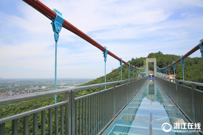 浙江省で最長のスリルたっぷりガラスの橋　長興県龍山