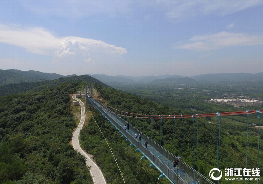 浙江省で最長のスリルたっぷりガラスの橋　長興県龍山