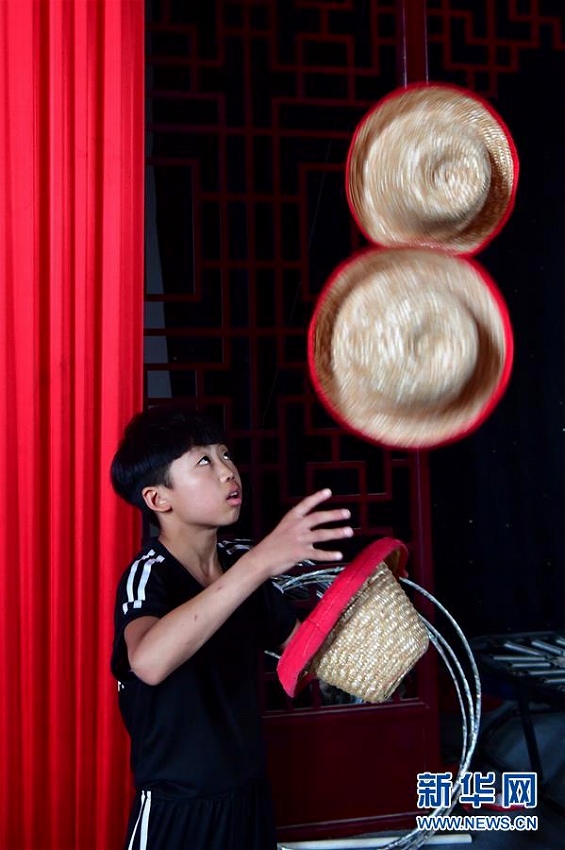 河南省の農村で雑技の夢を追う子供
