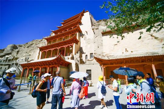 敦煌市の世界遺産・莫高窟の観光客が激増中　1日1万人以上に