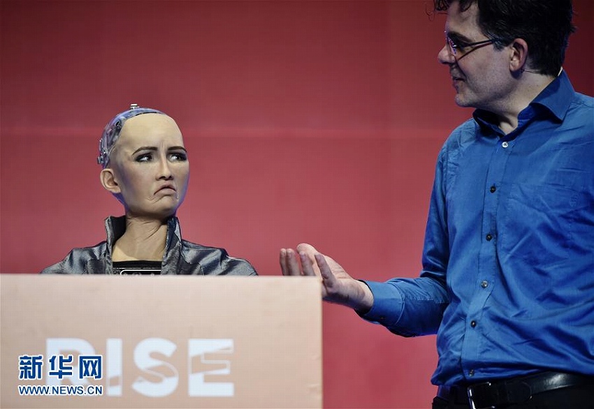 香港会展センターのステージに登場した世界で初めて市民権を持ったヒューマノイド型ロボットの「ソフィア」（7月10日、撮影・王申）。