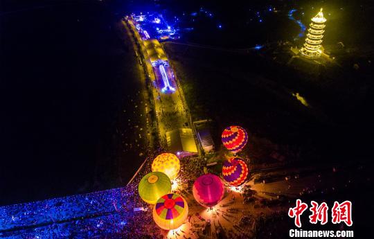 江西省広昌県の夜景を幻想的に彩る熱気球
