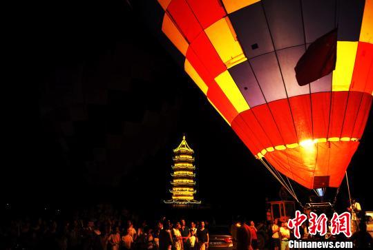 江西省広昌県の夜景を幻想的に彩る熱気球