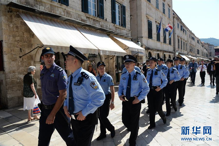 中国とクロアチアの警察が合同街頭巡回