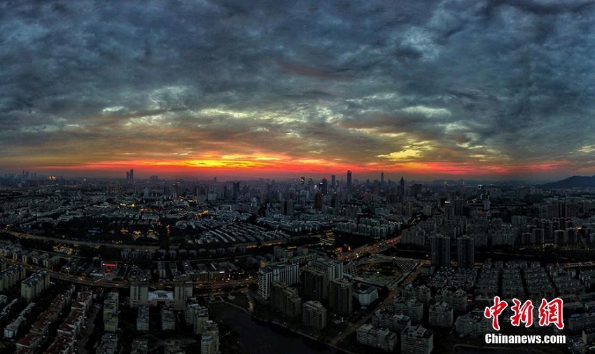燃えるような夕焼け雲が南京市の上空を彩る　江蘇省