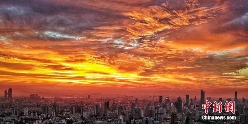 燃えるような夕焼け雲が南京市の上空を彩る　江蘇省