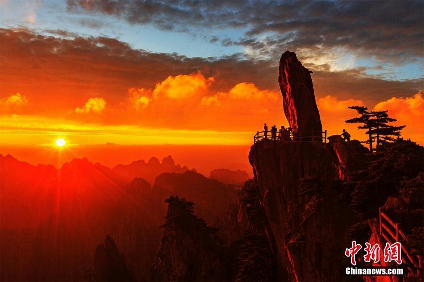 安徽省黄山の幻想的な御来迎と夕焼け空