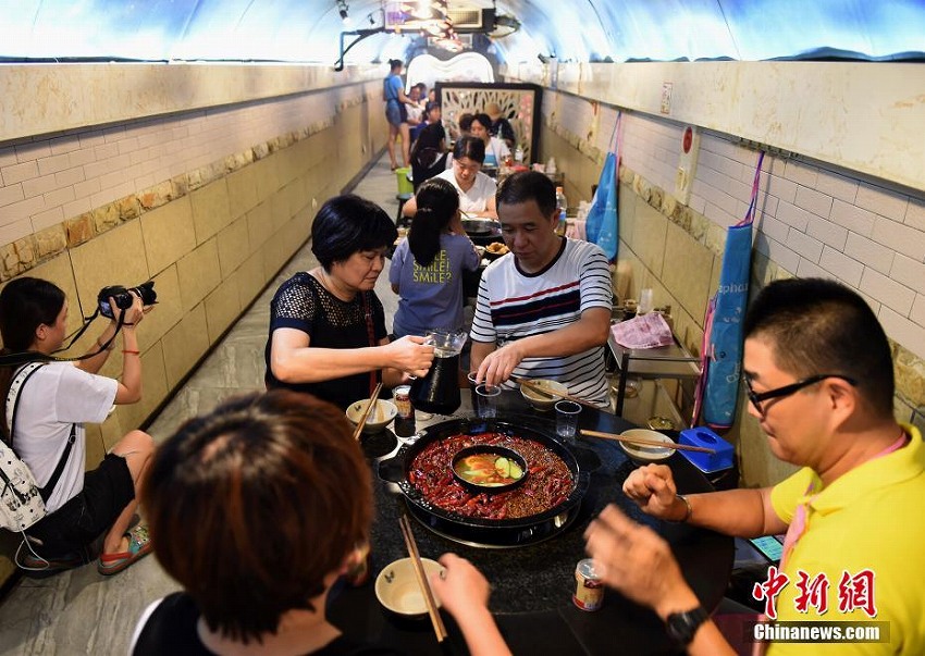 防空壕内で火鍋を食べて暑気払い　重慶市