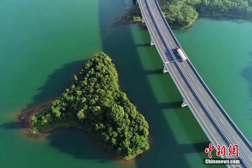空撮した江西省の「最も美しい水上道路」