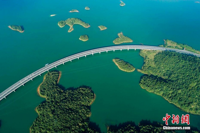 空撮した江西省の「最も美しい水上道路」